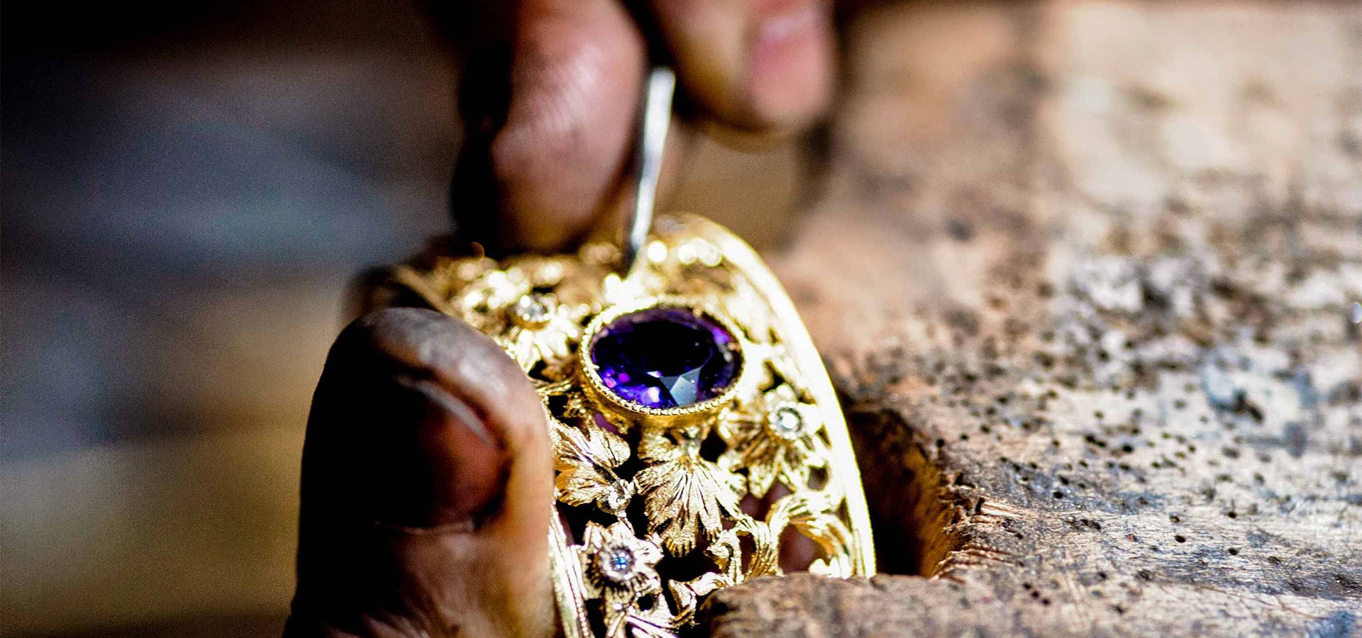 Shehara crafts Kandy, gold, brass works